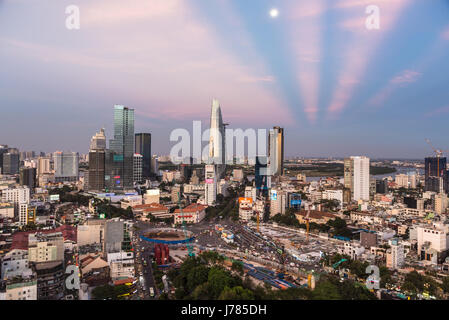 La città di HO CHI MINH, Vietnam: il sole tramonta sopra la città di Ho Chi Minh skyline che mescolare il coloniale e il quartiere degli affari in Vietnam più grande città Foto Stock