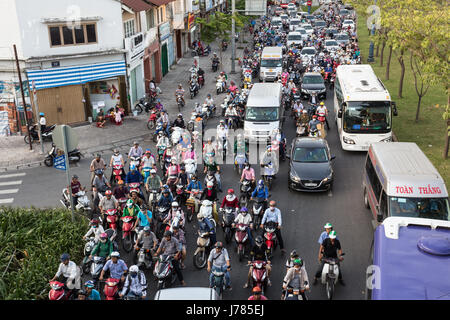 La città di HO CHI MINH, VIETNAM - elevato numero di motocicli rigidi intorno a vetture nella trafficata strada di Ho Chi Minh City o Saigon in Vietnam. Foto Stock