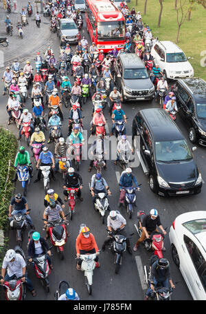 La città di HO CHI MINH, VIETNAM - Aprile 14, 2017: elevato numero di motocicli rigidi intorno a vetture nella trafficata strada di Ho Chi Minh City o Saigon, famosa f Foto Stock