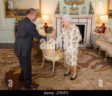 Queen Elizabeth II incontra Alto Commissario della Nuova Zelanda Sir Jerry Mateparae durante un udienza a Buckingham Palace di Londra. Foto Stock