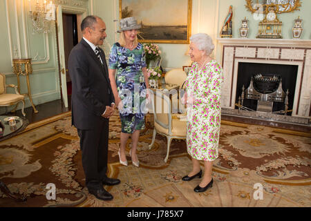 Queen Elizabeth II incontra Alto Commissario della Nuova Zelanda Sir Jerry Mateparae e sua moglie Janine durante un udienza a Buckingham Palace di Londra. Foto Stock