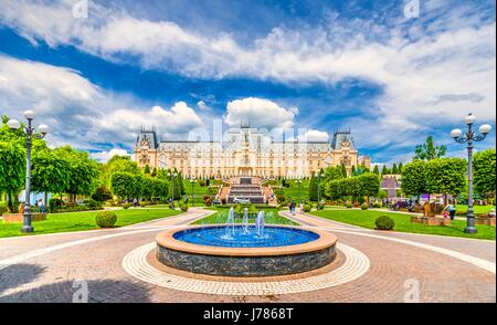 Fontana della piazza centrale nella città di Iasi, Palazzo culturale in background, Moldavia, Romania. Foto Stock