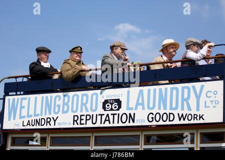 1913 Wellingborough leyland ST per il trasporto di passeggeri vestito in periodo abbigliamento a Shuttleworth Foto Stock