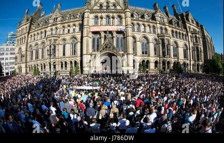 I leader civili e politici di ascoltare come Greater Manchester Police CHIEF CONSTABLE Ian Hopkins (centro) parla durante una veglia in piazza Albert al di fuori di Manchester Town Hall dopo un 23-anno-vecchio uomo è stato arrestato in connessione con il concerto di Manchester attentato. Foto Stock