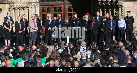 I leader civili e politici di ascoltare come Greater Manchester Police CHIEF CONSTABLE Ian Hopkins (centro) parla durante una veglia in piazza Albert al di fuori di Manchester Town Hall dopo un 23-anno-vecchio uomo è stato arrestato in connessione con il concerto di Manchester attentato. Foto Stock