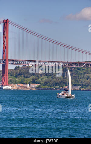 Il 25 de Abril Ponte 25 de Abril, XXV Aprile del ponte, è una sospensione ponte che collega la città di Lisbona