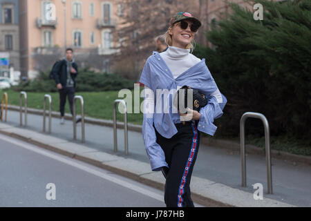 Viktoria Rader per le strade di Milano durante la settimana della moda di Milano Autunno/Inverno 2017 Foto Stock