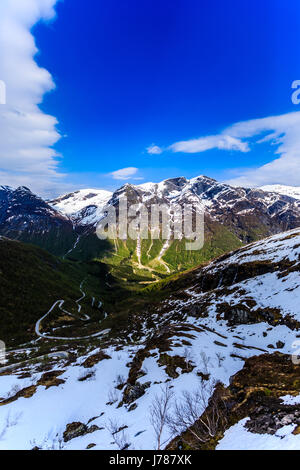 Una tortuosa e stretta strada che fornisce accesso alla montagna in Stryn. Foto Stock