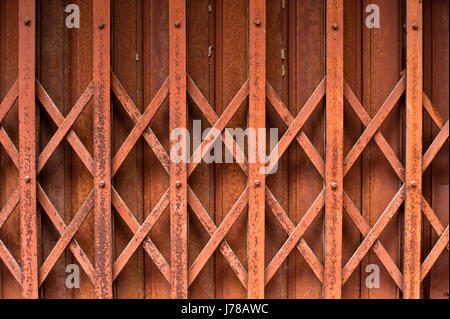 Rosso griglia metallica porta scorrevole Foto Stock