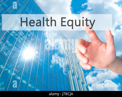 Equità di salute - Mano premendo un pulsante sul fondo sfocato concetto . Business, tecnologia internet concetto. Stock Photo Foto Stock