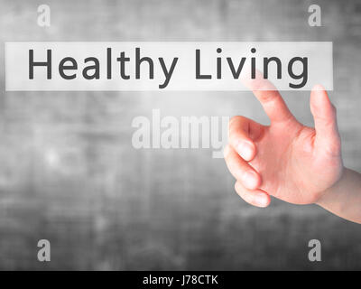 Uno stile di vita sano - Mano premendo un pulsante sul fondo sfocato concetto . Business, tecnologia internet concetto. Stock Photo Foto Stock