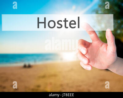 Hostel - Mano premendo un pulsante sul fondo sfocato concetto . Business, tecnologia internet concetto. Stock Photo Foto Stock