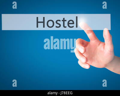 Hostel - Mano premendo un pulsante sul fondo sfocato concetto . Business, tecnologia internet concetto. Stock Photo Foto Stock