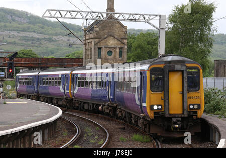 Due 2 auto di classe 156 treni dmu in livrea settentrionale a Carnforth stazione ferroviaria con un servizio di trasporto di passeggeri sulla linea Furness da Barrow a Preston. Foto Stock