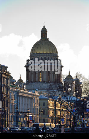 Vista di San Isacco Cattedrale dalla piazza del palazzo in una giornata di sole a San Pietroburgo Foto Stock