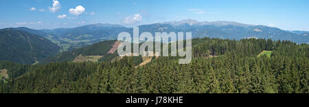 Vista panoramica delle montagne boscose e il Seckauer Alpi. Foto Stock