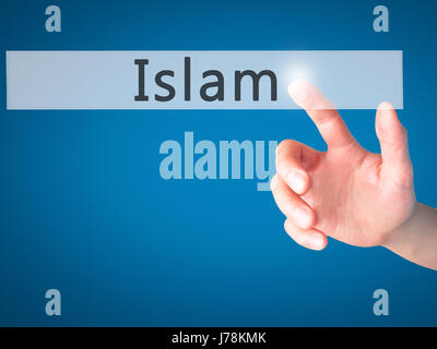 L'Islam - Mano premendo un pulsante sul fondo sfocato concetto . Business, tecnologia internet concetto. Stock Photo Foto Stock