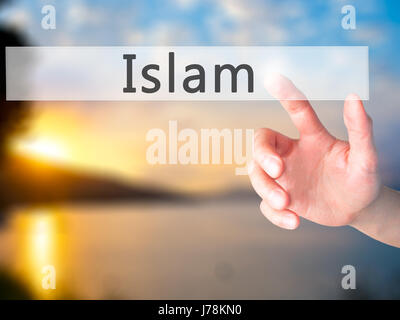 L'Islam - Mano premendo un pulsante sul fondo sfocato concetto . Business, tecnologia internet concetto. Stock Photo Foto Stock