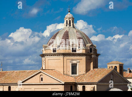 La chiesa del Santissimo Nome di Gesù a cupola barocca di Roma con le nuvole costruito dall'architetto italiano Giacomo della Porta nel XVI secolo Foto Stock