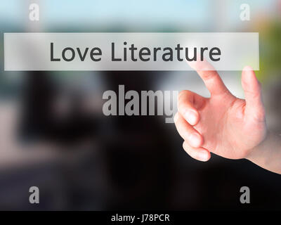 Amore Letteratura - Mano, premendo un tasto su sfondo sfocato concetto . Business, tecnologia internet concetto. Stock Photo Foto Stock