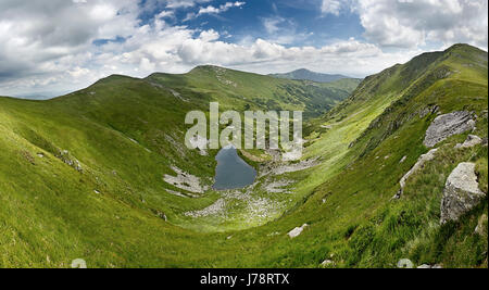 Brebeneskul Lago (1800 m). Uno dei più alti laghi di montagna in Ucraina Foto Stock