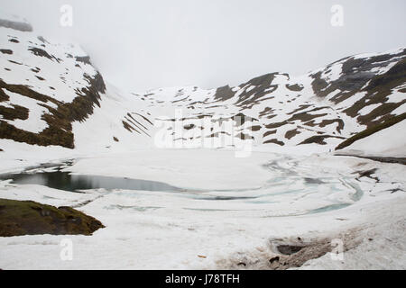 Corno Nero Lago, coperto di neve e ghiaccio su Gridelwald nella regione di Jungfrau della Svizzera. Il lago è frequentata da escursionisti durante i mesi estivi. Foto Stock