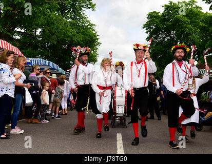 Alresford xiii annuale Festival di crescione, ballerini sfilano per il paese lungo Broad Street, Alresford, Hampshire, Inghilterra. Foto Stock