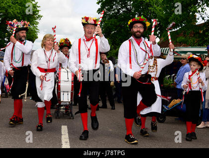 Alresford xiii annuale Festival di crescione, ballerini sfilano per il paese lungo Broad Street, Alresford, Hampshire, Inghilterra. Foto Stock