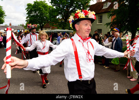 Alresford, xiii annuale Festival di crescione, ballerini sfilano per il paese lungo Broad Street, Alresford, Hampshire, Inghilterra. Foto Stock