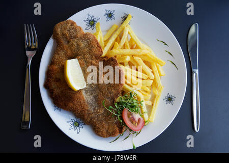 Wiener Schnitzel servito con patate fritte a Interlaken in Svizzera. Il piatto è molto popolare nelle regioni alpine. Foto Stock