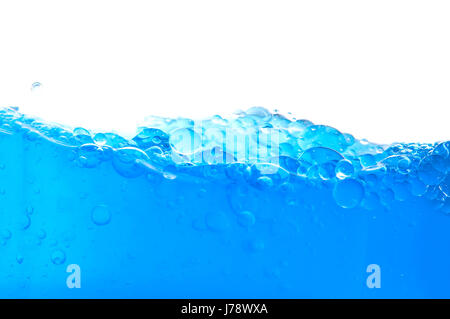 La macro immagine mostra underwater bolle che salgono da acqua blu Foto Stock