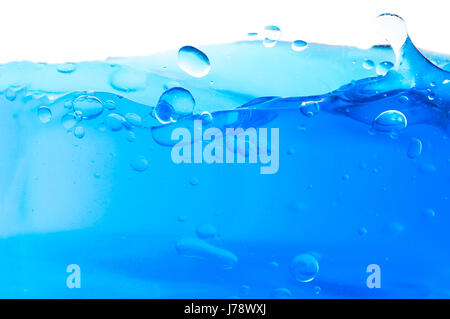 La macro immagine mostra underwater bolle che salgono da acqua blu Foto Stock