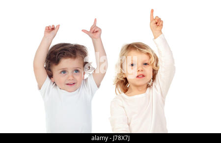 Due bambini con le loro mani alzate per chiedere la parola isolata su uno sfondo bianco Foto Stock