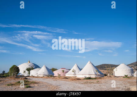 Spagna, Andalusia: Suryalila è un international yoga Retreat Center. Suryalila è accoccolato serenamente in una grande vallata aperta ai piedi delle colline di Sier Foto Stock