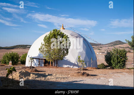 Spagna, Andalusia: Suryalila è un international yoga Retreat Center. Suryalila è accoccolato serenamente in una grande vallata aperta ai piedi delle colline di Sier Foto Stock