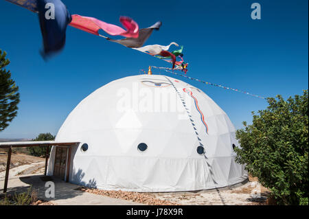 Spagna, Andalusia: Suryalila è un international yoga Retreat Center. Suryalila è accoccolato serenamente in una grande vallata aperta ai piedi delle colline di Sier Foto Stock