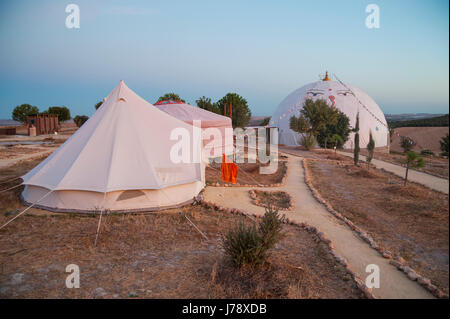 Spagna, Andalusia: Suryalila è un international yoga Retreat Center. Suryalila è accoccolato serenamente in una grande vallata aperta ai piedi delle colline di Sier Foto Stock