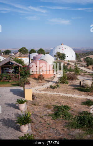 Spagna, Andalusia: Suryalila è un international yoga Retreat Center. Suryalila è accoccolato serenamente in una grande vallata aperta ai piedi delle colline di Sier Foto Stock