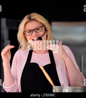 Alresford xiii annuale Festival di crescione, Jane Devonshire (BBC MasterChef Champion 2016) dando una dimostrazione di cottura al festival, Alresford... Foto Stock