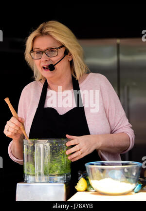 Alresford xiii annuale Festival di crescione, Jane Devonshire (BBC MasterChef Champion 2016) dando una dimostrazione di cottura al festival, Alresford... Foto Stock