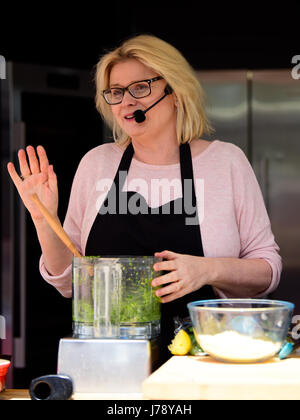 Alresford xiii annuale Festival di crescione, Jane Devonshire (BBC MasterChef Champion 2016) dando una dimostrazione di cottura al festival, Alresford... Foto Stock