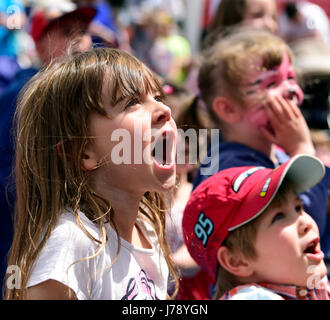 Alresford xiii annuale Festival di crescione, kids in impegno con il punzone e Judy spettacolo di intrattenimento al festival, Alresford, Hampshire, Inghilterra. 21 Foto Stock