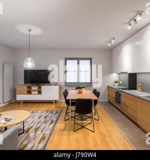 Multifunzionale e moderno appartamento loft con cucina, area da pranzo e soggiorno Foto Stock