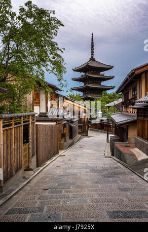 Yasaka Pagoda e Sannen Zaka Street al mattino, Gion, Kyoto, Giappone Foto Stock