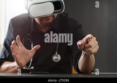 Imprenditore indossando la realtà virtuale gli occhiali di protezione in un ufficio moderno con telefono mobile utilizzando con auricolare VR Foto Stock