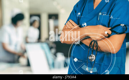 La sanità e la medicina concetto.smart medico lavora con uno stetoscopio al moderno ospedale con VR diagramma icona Foto Stock