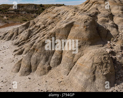 Piccolo bentonite knoll vicino a sud della Foresta Pietrificata, Sud unità, Parco nazionale Theodore Roosevelt, North Dakota. Foto Stock