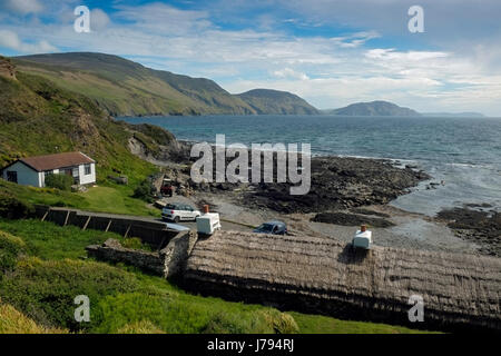 Niarbyl, Isola di Man, che mostra la spiaggia, bay, Fila di case e una del pescatore capanna, utilizzato per le riprese di "riattivazione Ned Devine'. Foto Stock