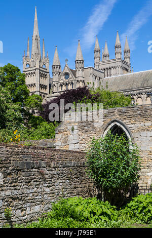 Una vista sulle guglie e torri di Peterborough Cathedral dietro i resti dei monaci dormitorio e Refettorio nella storica città di Peterborough Foto Stock