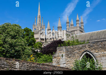 Una vista della parte esterna di Peterborough Cathedral nella storica città di Peterborough in Cambridgeshire, Regno Unito. Foto Stock